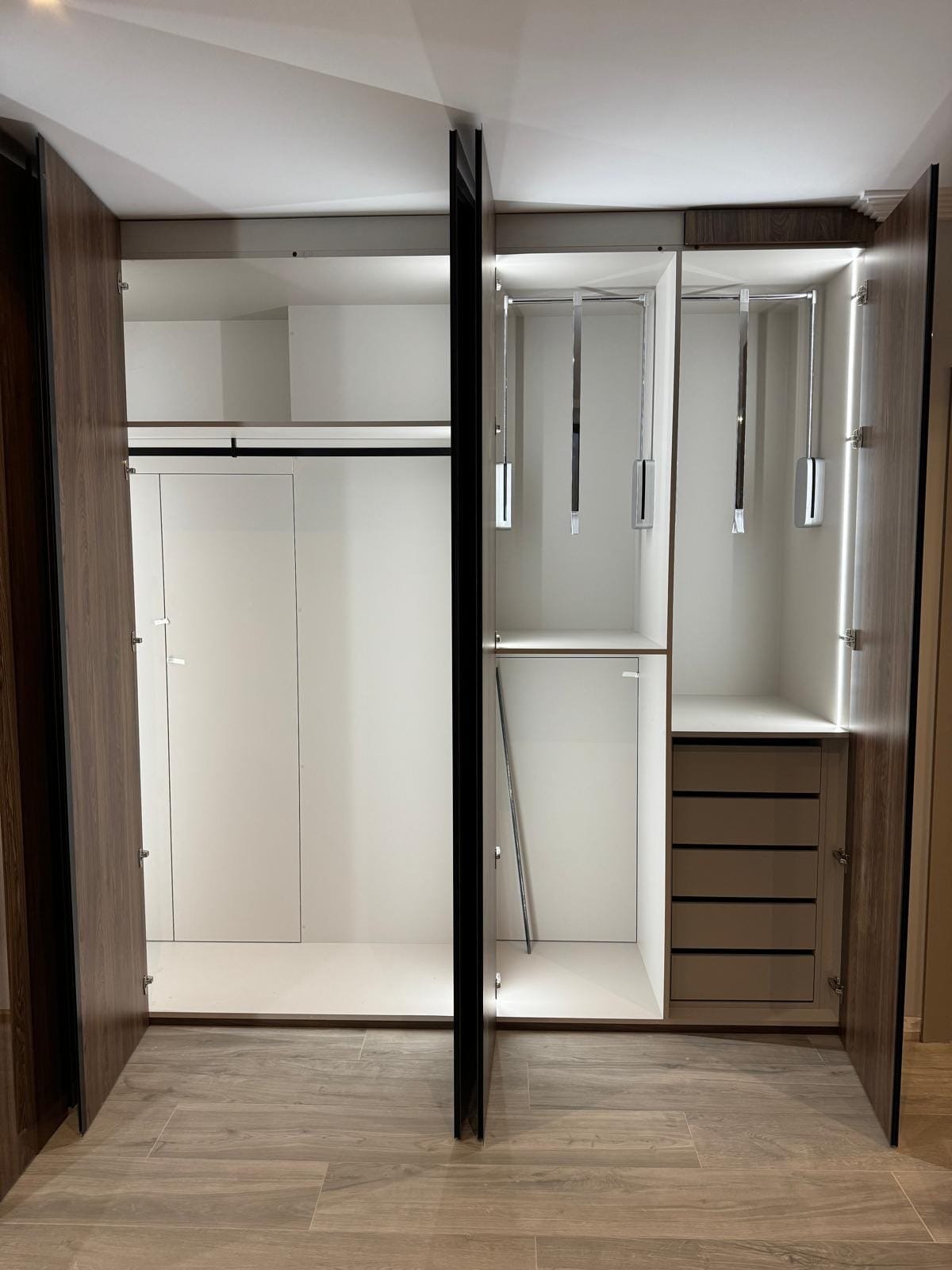 Vestidor a medida en dos módulos