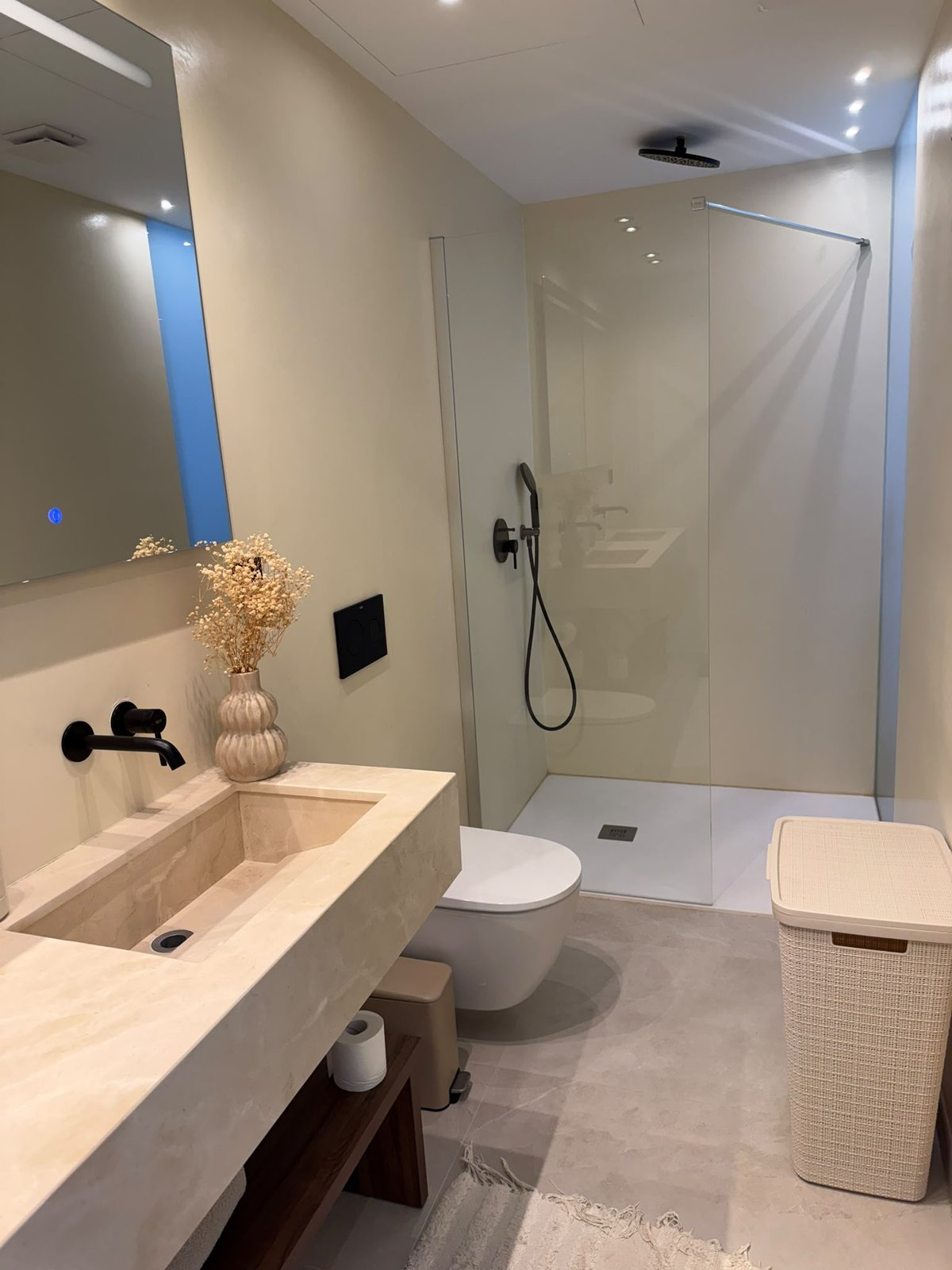Baño completo con ducha a ras de suelo
