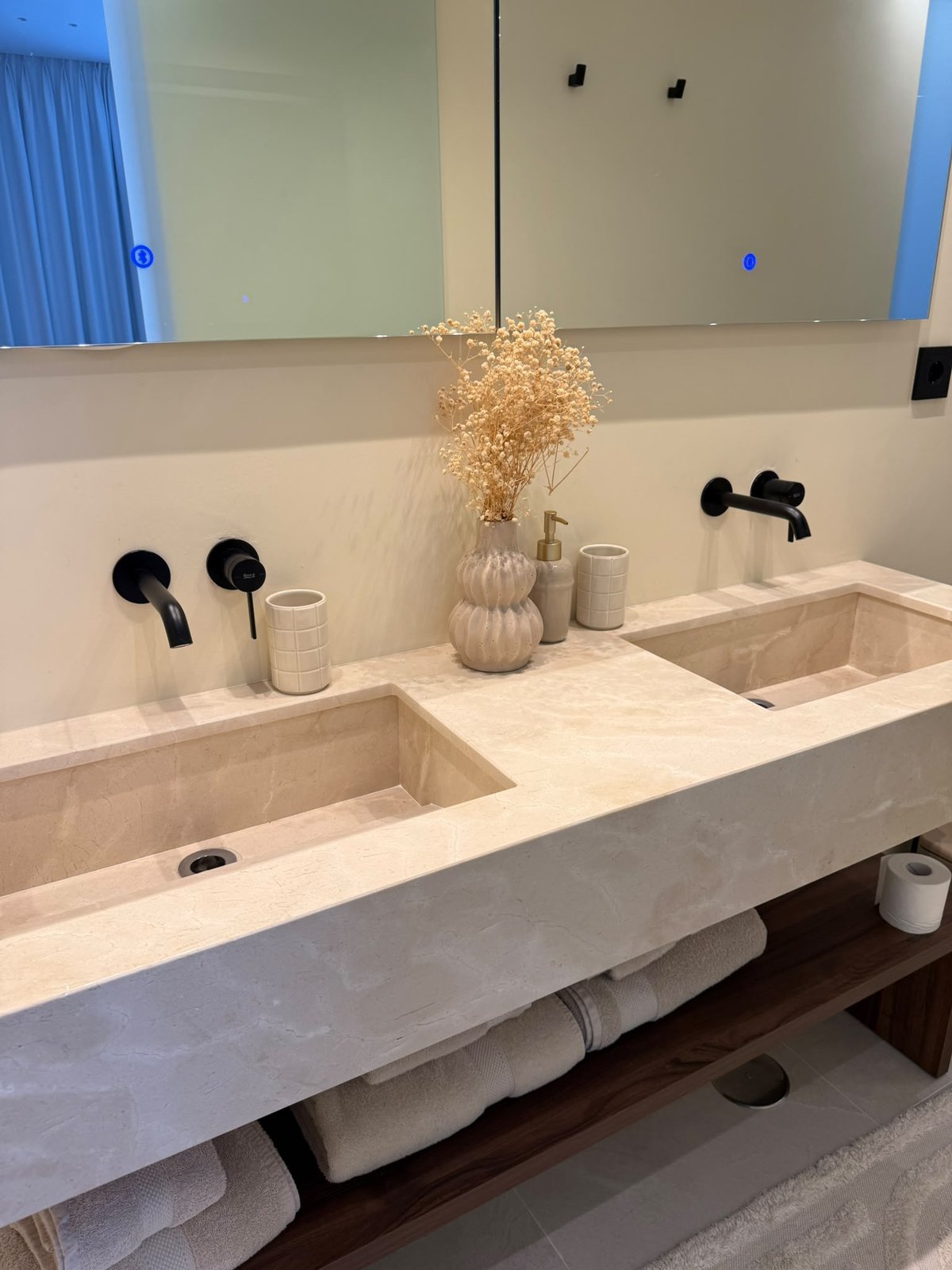 Baño con doble lavabo de mármol
