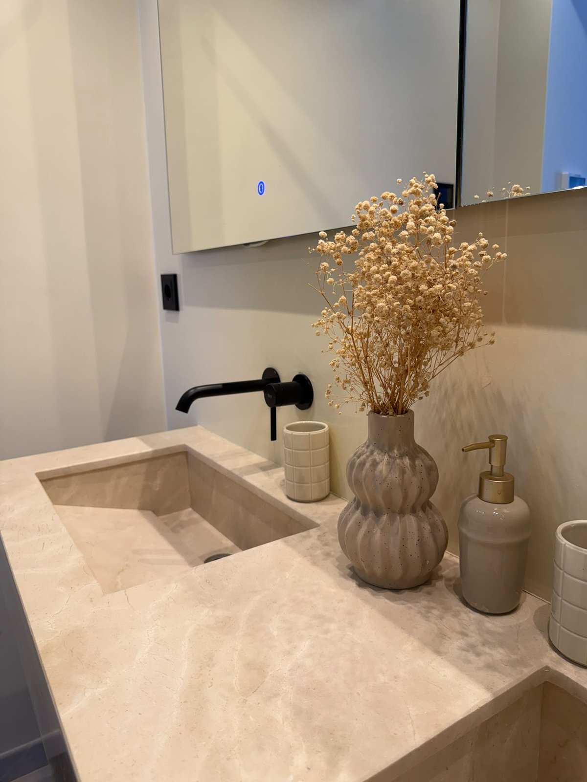 Lavabo tallado en mármol