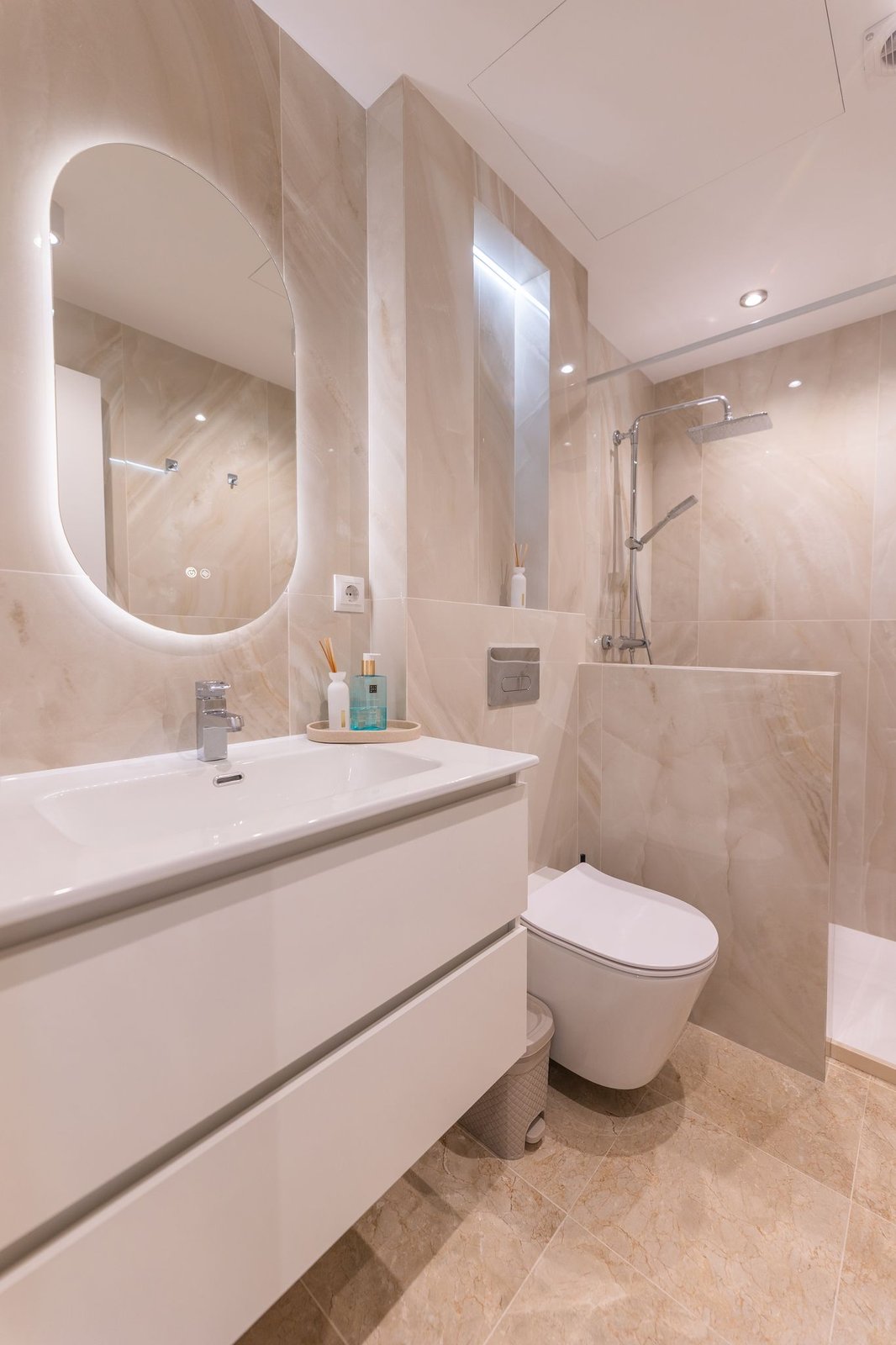 Baño en mármol con ducha de obra