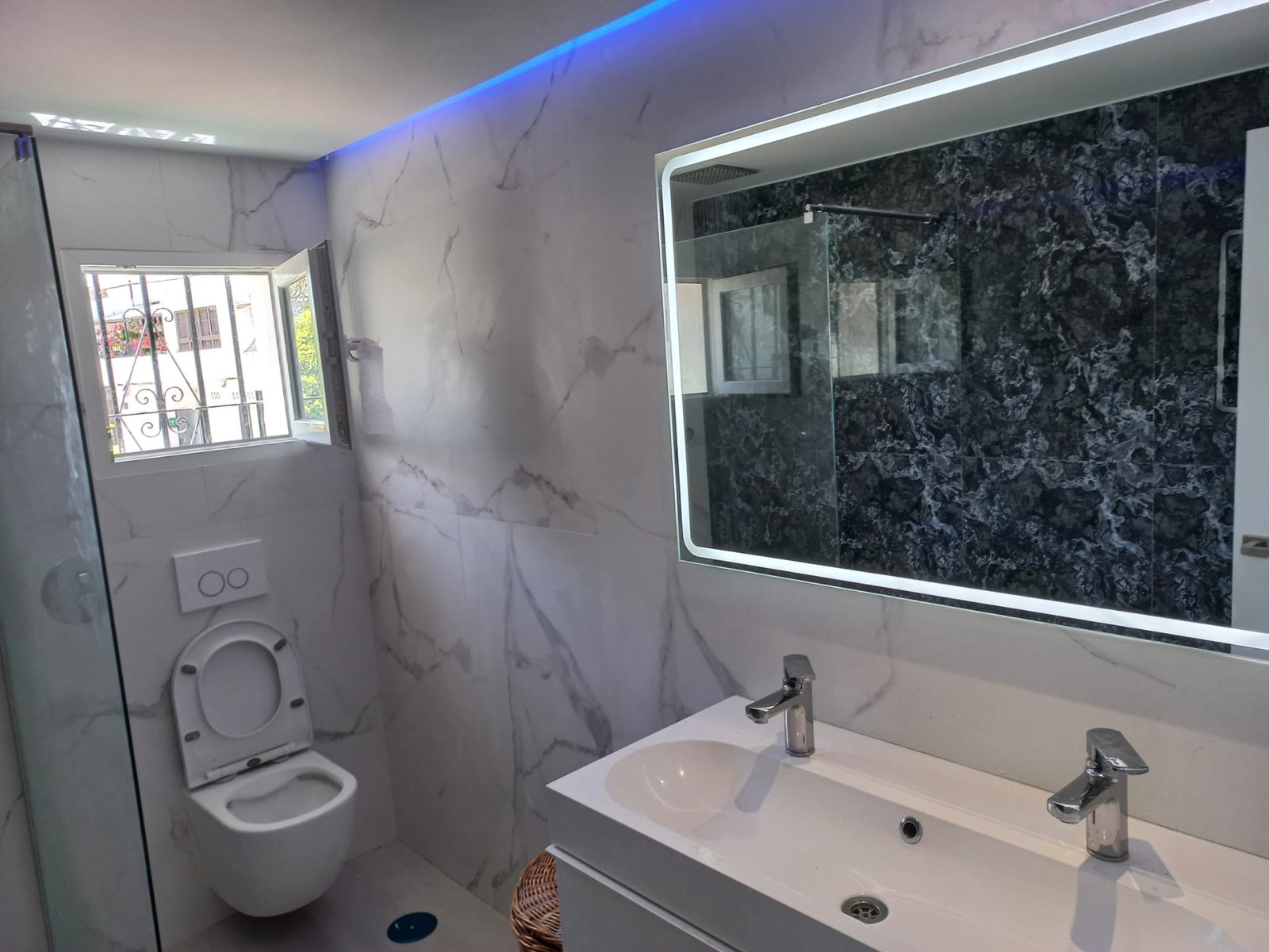 Baño en mármol con iluminación LED