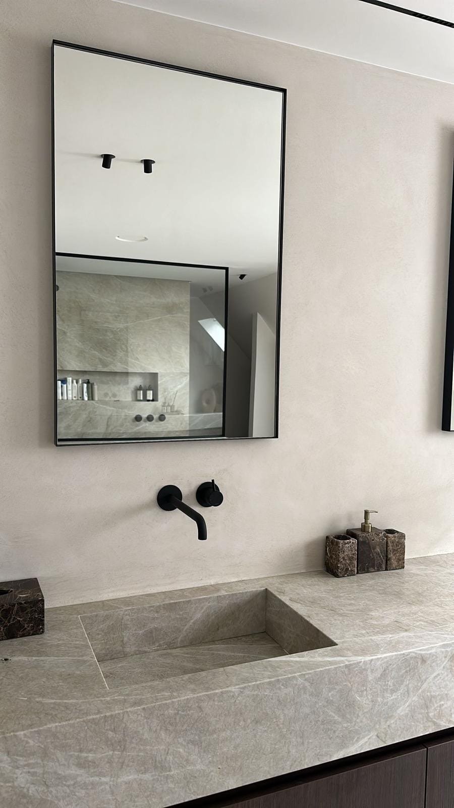 Baño en microcemento con lavabo de piedra