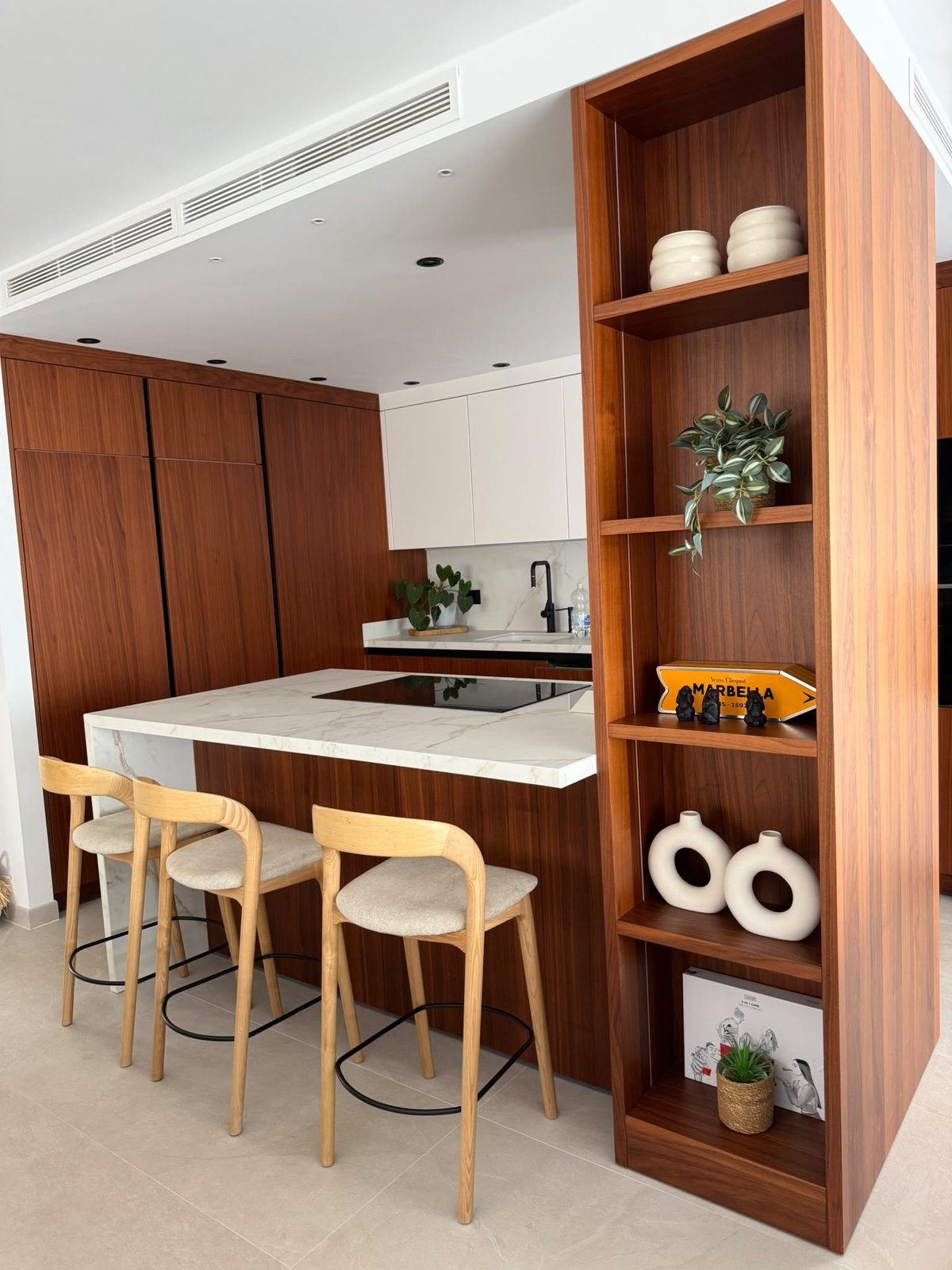 Isla de cocina con barra de desayuno