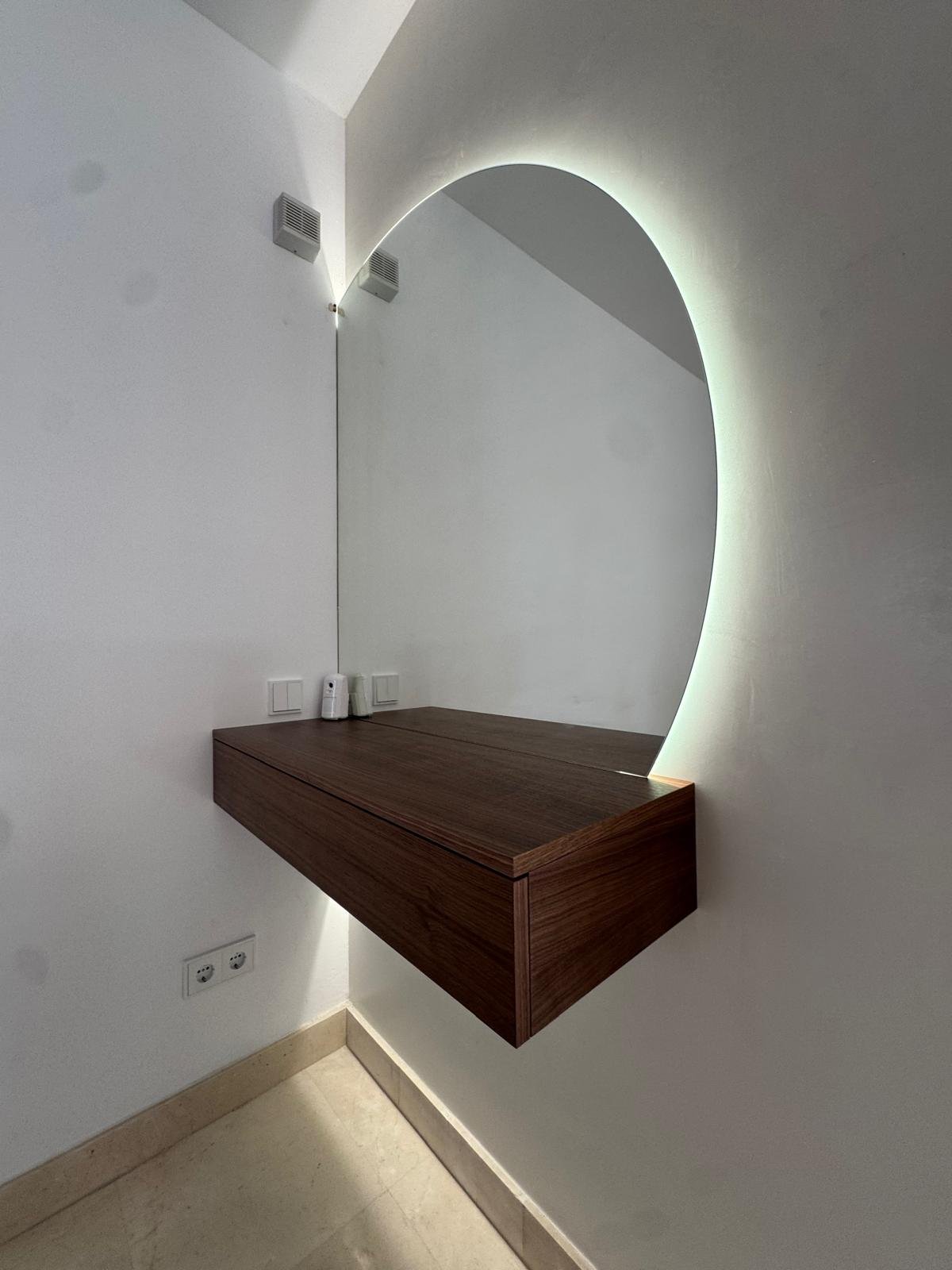 Espejo retroiluminado y mueble en nogal