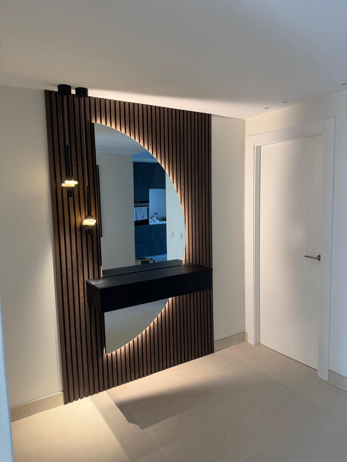 Recibidor con panel de lamas de madera