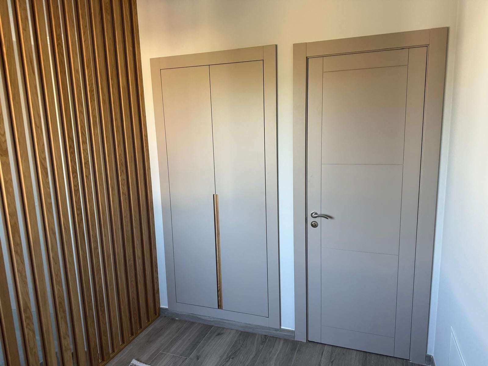 Puertas lacadas y panel de lamas