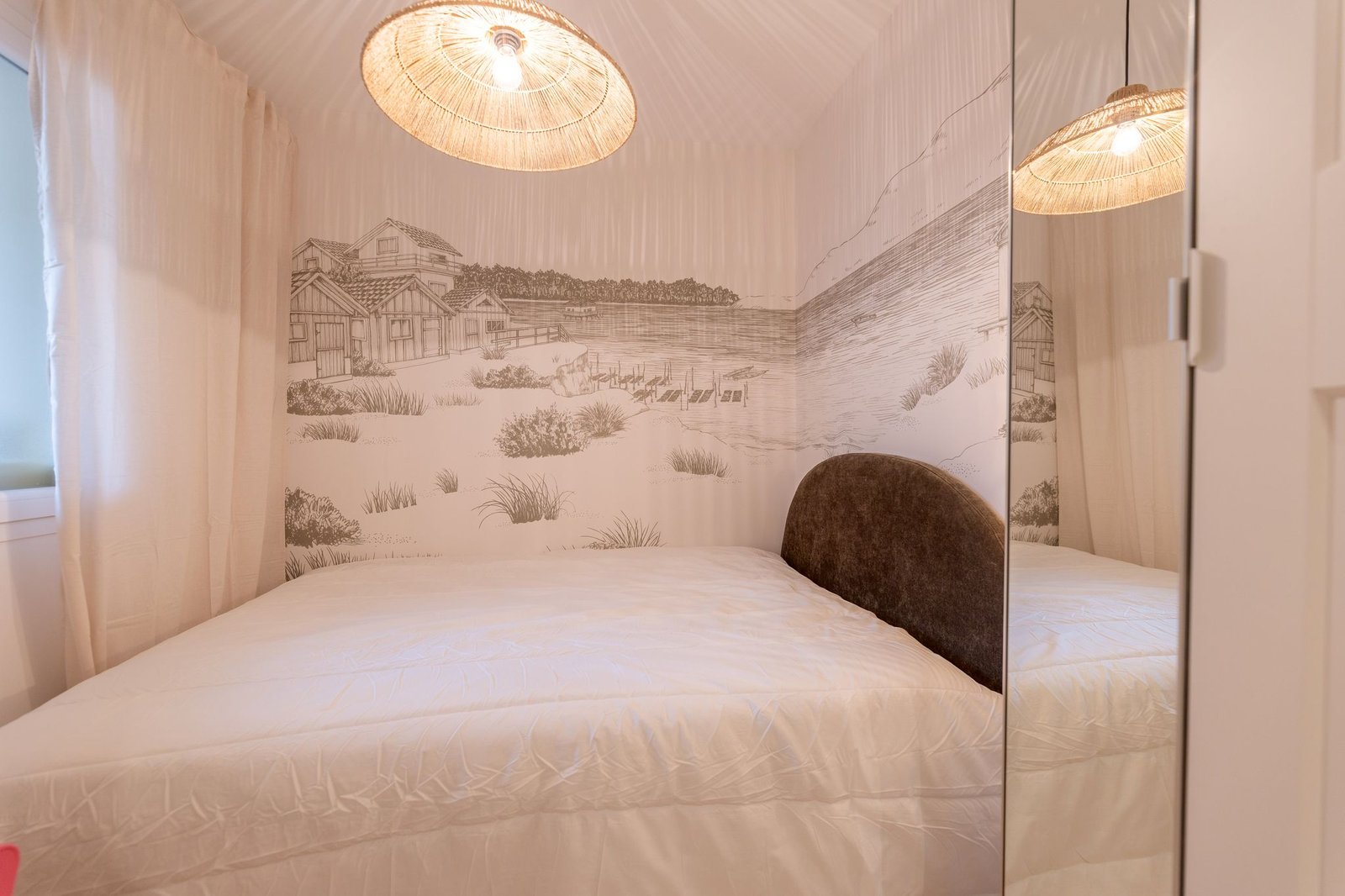 Dormitorio con mural panorámico