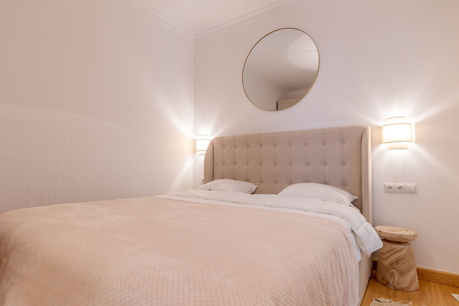 Dormitorio principal — cabecero capitoné