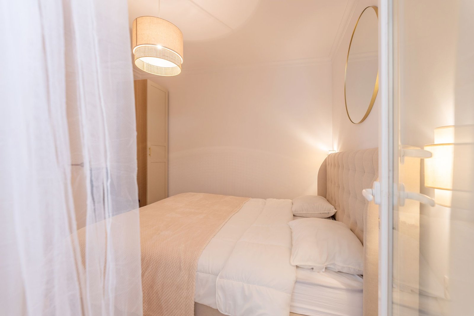 Dormitorio en tonos cálidos