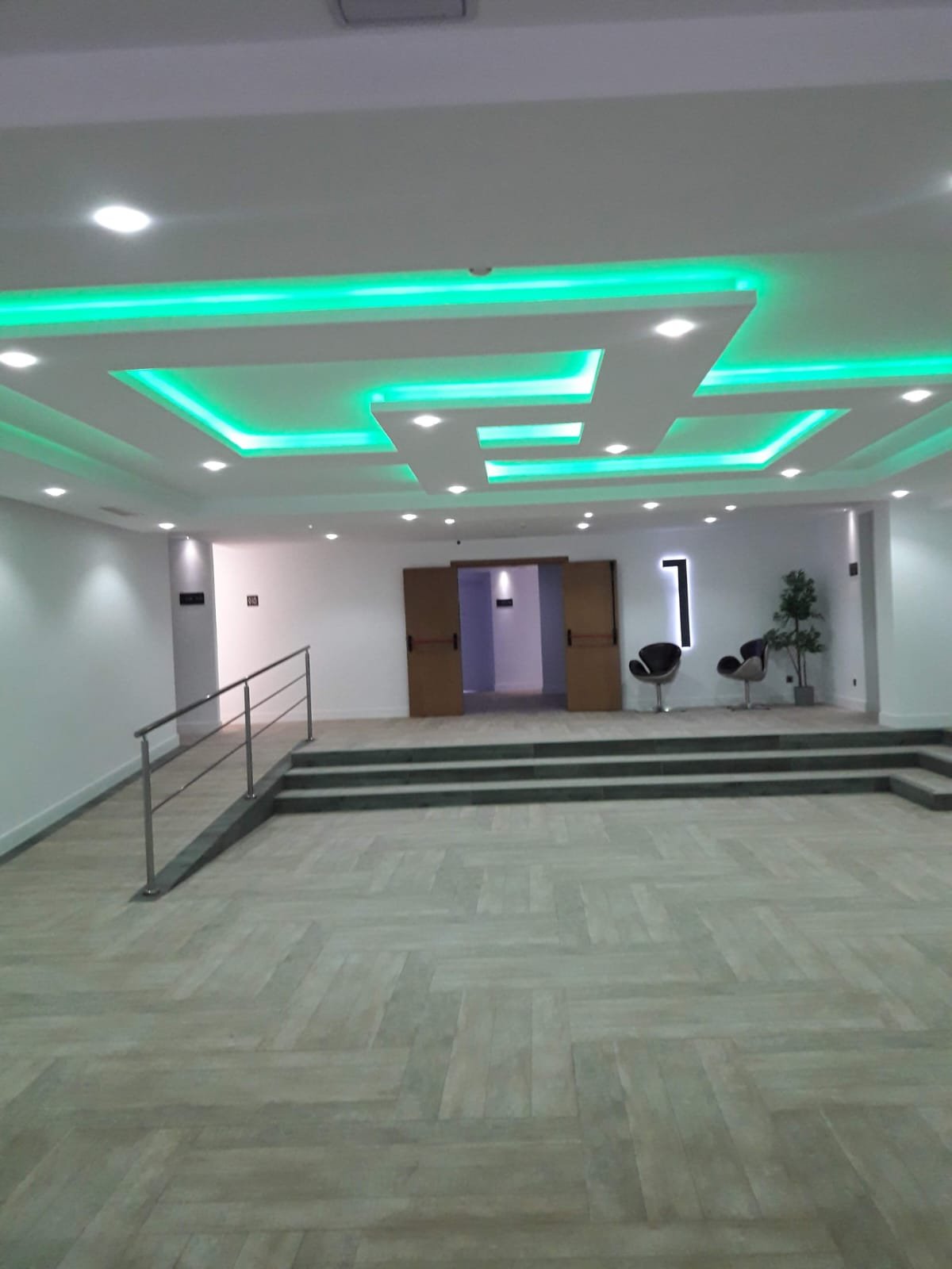 Sala diáfana con iluminación LED