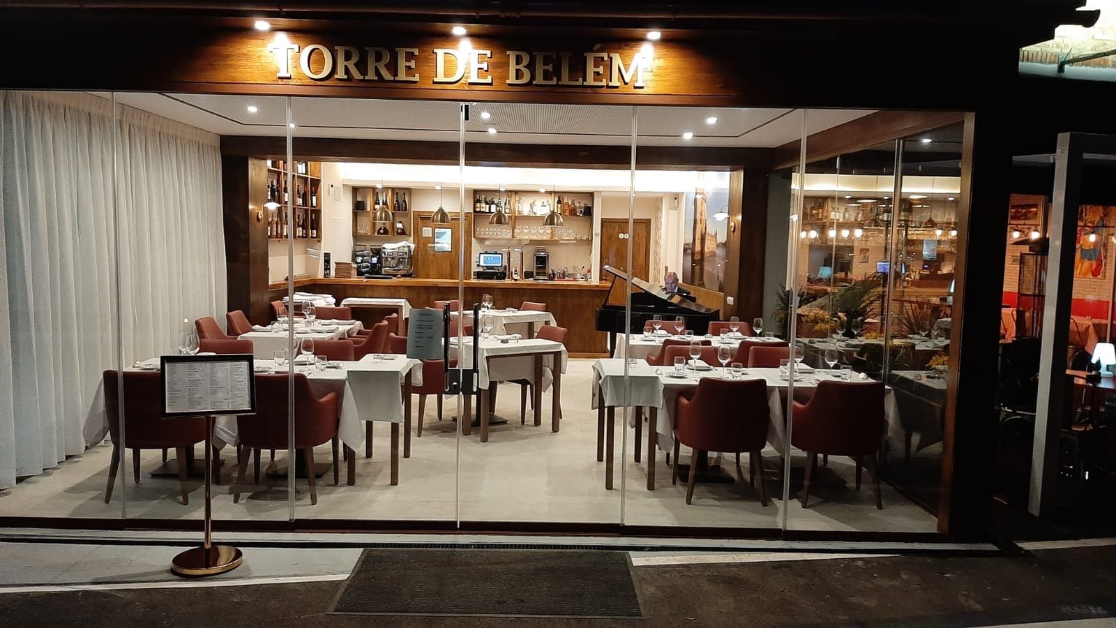 Restaurante — fachada e iluminación