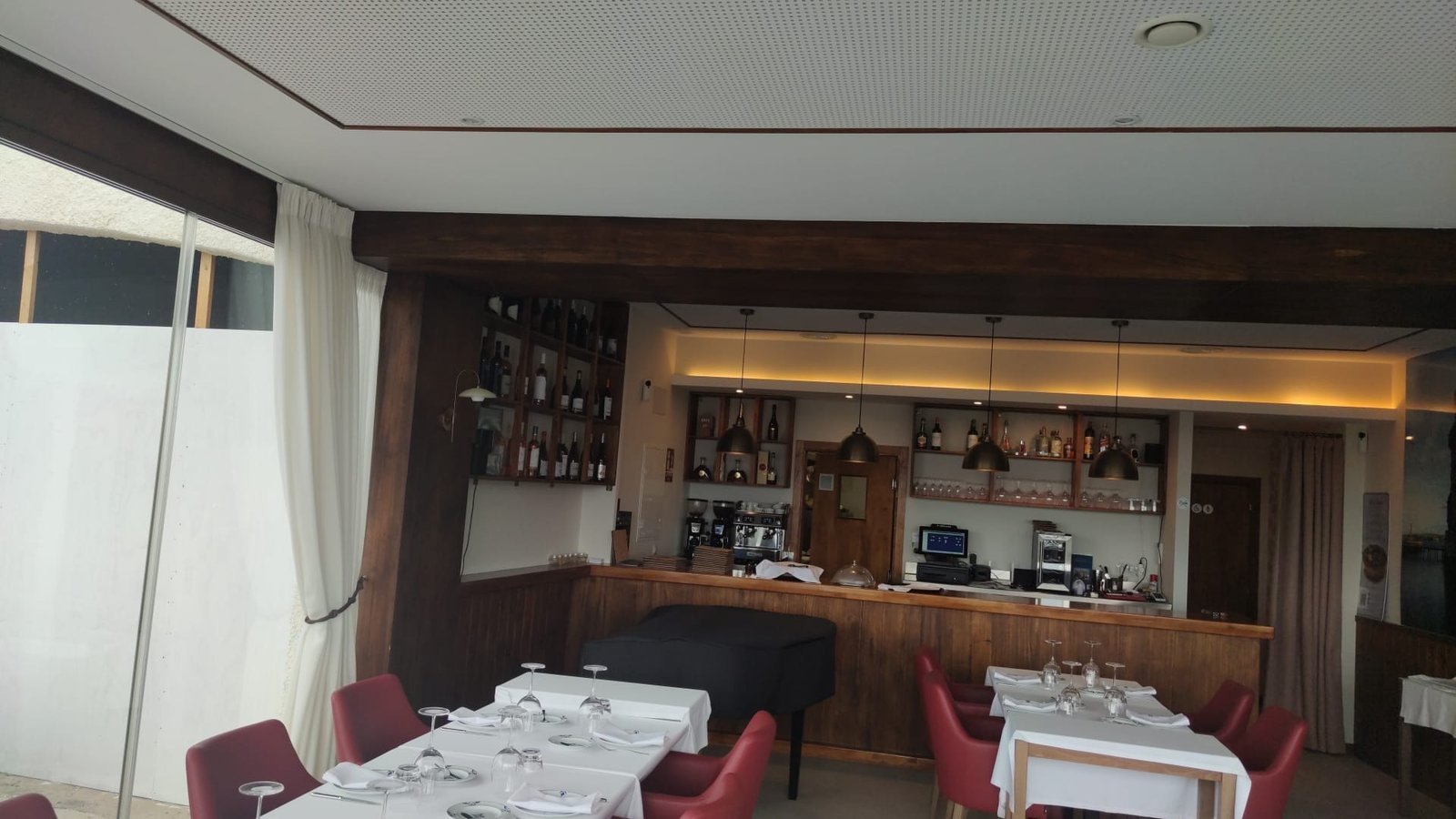 Restaurante — sala y barra