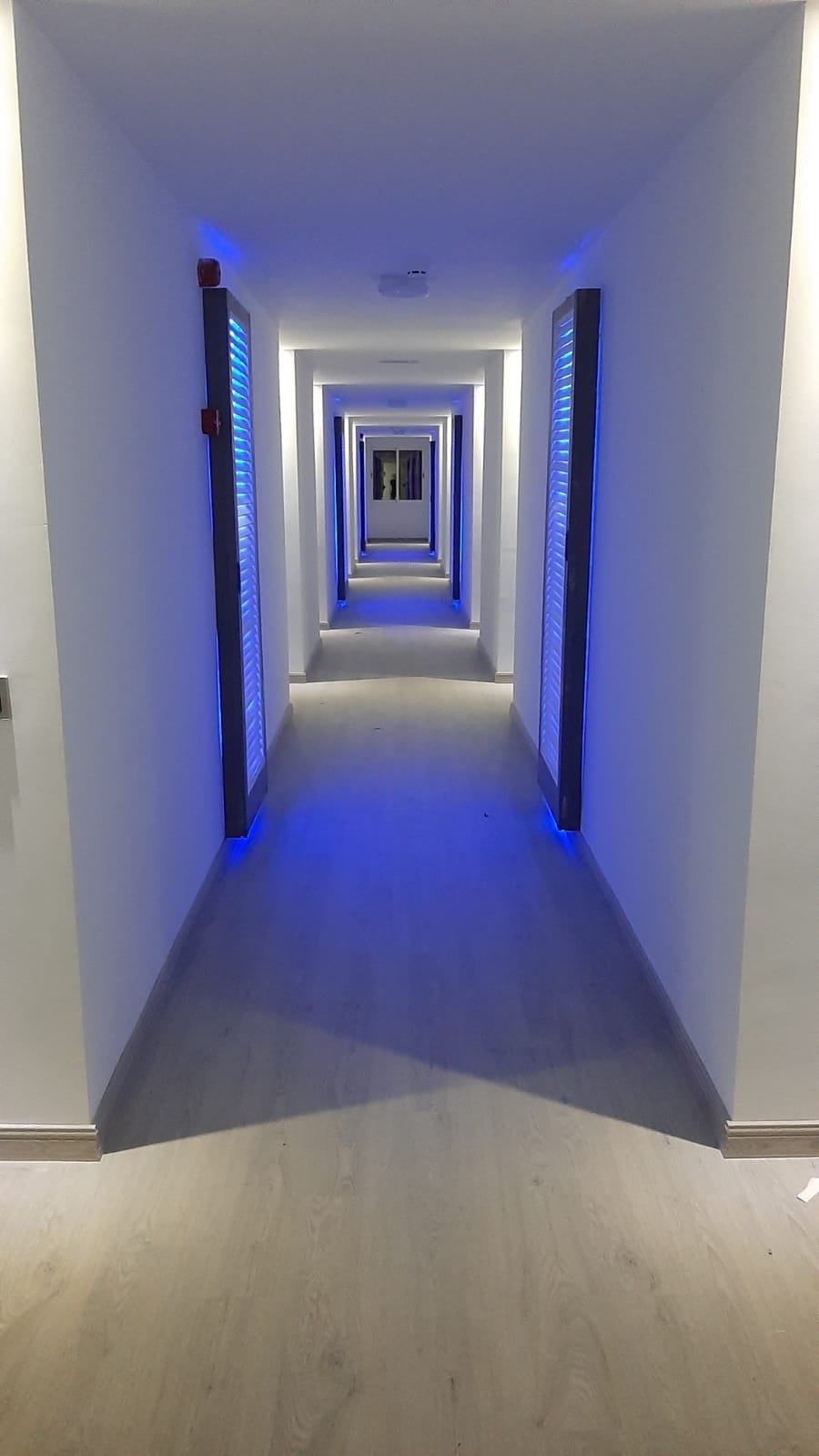 Pasillo de hotel — iluminación LED