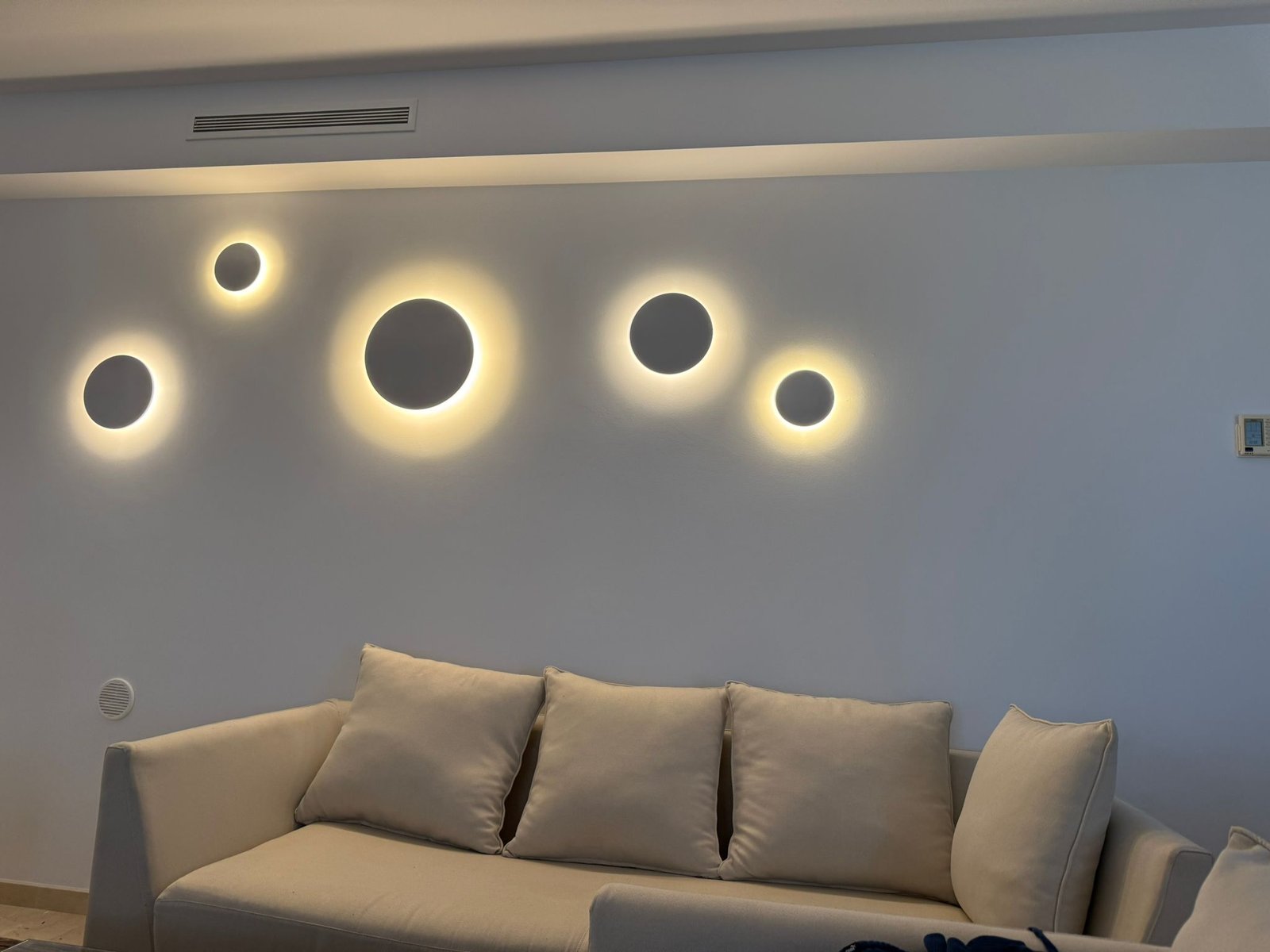 Salón con iluminación decorativa
